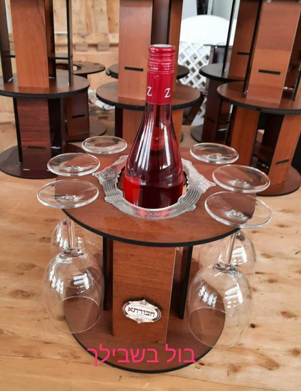מעמד מעץ למעמד יין +6 כוסות זכוכית עם הלוגו שלכם ופרספקס עליון בצורת הלוגו