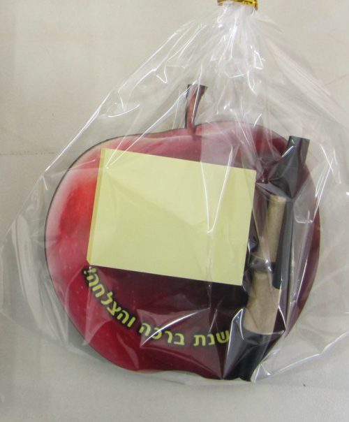 תפוח מגנט למקרר עם דפי ממו לראש השנה גודל 12 ס"מ עשוי עץ בחיתוך צורני