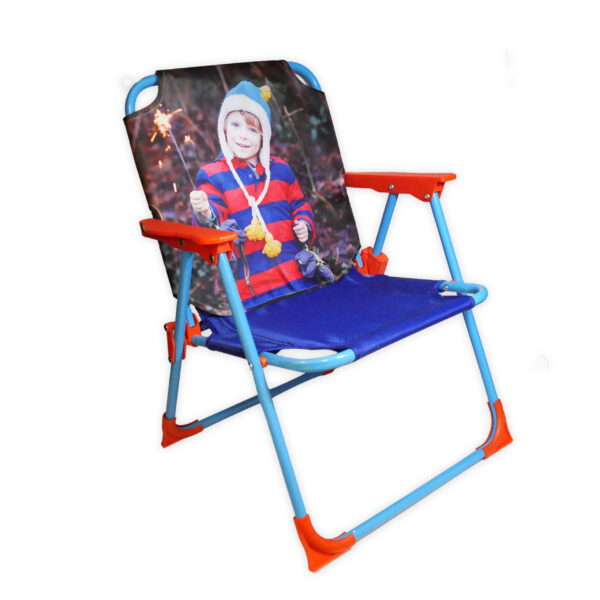 כסא ים מתקפל כחול עם פלסטיקים כתומים