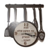 שעון מטבח מיוחד עם חריטה אישית - אמא את השעון שלא מפסיק לאהוב...