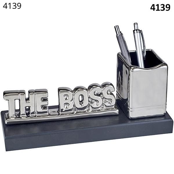 מעמד שולחני יוקרתי – "THE BOSS" כסוף + מעמד לעטים כולל הדפסה אישית